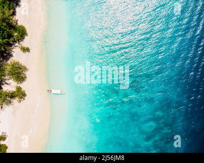 Splendida spiaggia tropicale con mare e barca di cristallo turchese, vista aerea. Foto Stock