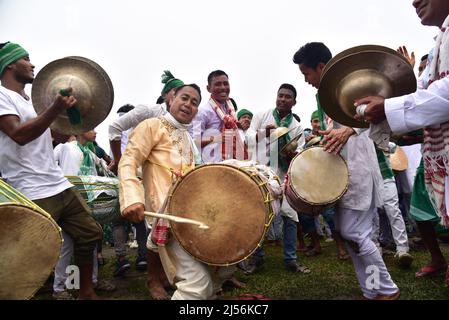 Guwahati, Guwahati, India. 20th Apr 2022. La gente della tribù Sarania kachari suona la batteria mentre prende parte alla processione come parte di Bah-Gohain Utsav a Bagan Para nel distretto di Baksa dell'Assam India il mercoledì 20th aprile 2022. Sarania kachari tribù di Assam India festeggia il Bah-Gohain Utsav per proteggere la gente dalla varicella e per una buona stagione di coltivazione (Credit Image: © Dasarath Deka/ZUMA Press Wire) Foto Stock