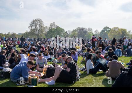 LONDRA, APRILE 20 2022. Migliaia di persone si riuniscono a Hyde Park di Londra per celebrare il 4/20, altrimenti noto come Giornata Mondiale della Weed,: L'evento viene osservato annualmente in tutto il mondo dai fumatori di cannabis per protestare per la legalizzazione della marijuana. Foto Stock