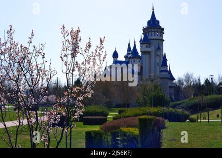 Vintage Blue castello all'interno di alberi al parco in una soleggiata primavera giorno Foto Stock