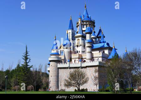 Vintage Blue castello all'interno di alberi al parco in una soleggiata giornata di primavera a Sazova Park Eskisehir Turchia Foto Stock