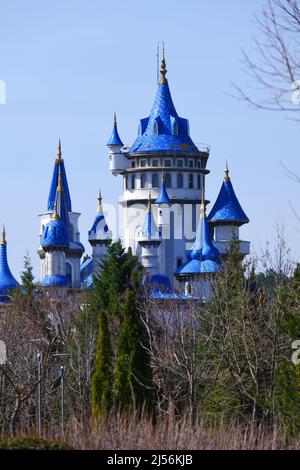 Vintage Blue castello all'interno di alberi al parco in una soleggiata primavera giorno Foto Stock