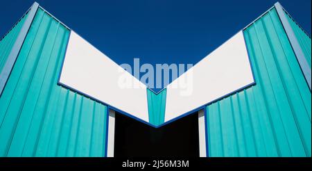 Magazzino industriale con cielo blu. Edificio unità aria fredda. Struttura industriale in acciaio. Edificio con spazio di testo vuoto Foto Stock