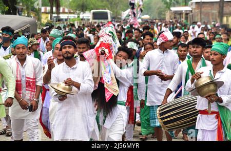 Guwahati, Guwahati, India. 20th Apr 2022. Popolo della tribù Sarania kachari che ha preso una processione come parte di Bah-Gohain Utsav a Bagan Para nel distretto di Baksa, Assam India, mercoledì 20th aprile 2022. Sarania kachari tribù di Assam India festeggia il Bah-Gohain Utsav per proteggere la gente dalla varicella e per una buona stagione di coltivazione (Credit Image: © Dasarath Deka/ZUMA Press Wire) Foto Stock