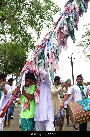 Guwahati, Guwahati, India. 20th Apr 2022. Popolo della tribù Sarania kachari che ha preso una processione come parte di Bah-Gohain Utsav a Bagan Para nel distretto di Baksa, Assam India, mercoledì 20th aprile 2022. Sarania kachari tribù di Assam India festeggia il Bah-Gohain Utsav per proteggere la gente dalla varicella e per una buona stagione di coltivazione (Credit Image: © Dasarath Deka/ZUMA Press Wire) Foto Stock