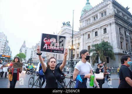 Buenos Aires, Argentina; Nov 1, 2021: Giornata mondiale del Vegan, attivisti che marciavano di fronte al Congresso tenendo manifesti: La carne è omicidio. Foto Stock