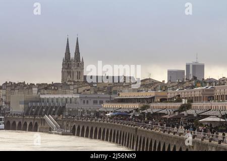 Foto di Garonne Quay (Quais de la Garonne), a Bordeaux, Francia, al tramonto, durante un tramonto nuvoloso inverno e le acque del fiume garonna. La Garonna i Foto Stock