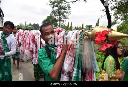 Guwahati, Guwahati, India. 20th Apr 2022. Popolo della tribù Sarania kachari che ha preso una processione come parte di Bah-Gohain Utsav a Bagan Para nel distretto di Baksa, Assam India, mercoledì 20th aprile 2022. Sarania kachari tribù di Assam India festeggia il Bah-Gohain Utsav per proteggere la gente dalla varicella e per una buona stagione di coltivazione (Credit Image: © Dasarath Deka/ZUMA Press Wire) Foto Stock