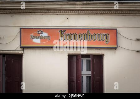 Immagine di un cartello con il logo di Kronenbourg su un bar locale a Bordeaux, Francia. Kronenbourg è un birrificio francese di proprietà del gruppo Carlsberg Foto Stock