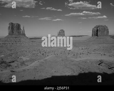 Monument Valley, Arizona, nella Navajo Indian Nation, vicino all'angolo nord-orientale del confine con lo Utah, Arizona. Oljato - Monumento Valle Foto Stock
