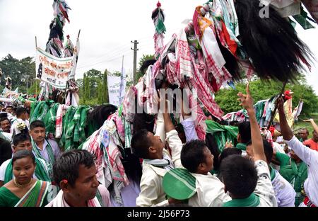 Guwahati, Guwahati, India. 20th Apr 2022. Popolo della tribù Sarania kachari che ha preso una processione come parte di Bah-Gohain Utsav a Bagan Para nel distretto di Baksa, Assam India, mercoledì 20th aprile 2022. Sarania kachari tribù di Assam India festeggia il Bah-Gohain Utsav per proteggere la gente dalla varicella e per una buona stagione di coltivazione (Credit Image: © Dasarath Deka/ZUMA Press Wire) Foto Stock