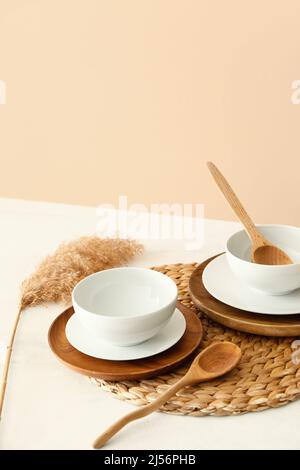 Elegante tavolo con pampas erba su sfondo chiaro Foto Stock