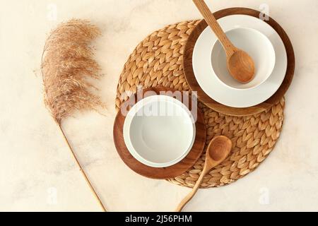 Elegante tavolo con pampas erba su sfondo chiaro Foto Stock