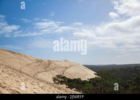 Foto del panorama della duna Pyla Sand durante un pomeriggio di pioggia nuvolosa. La Duna di Pilat (Dune du Pilat in francese, o Pyla) è la san più alta Foto Stock