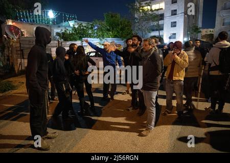 Israele. 04th Mar 2022. Dopo una festa congiunta di Ramadan Iftar dei residenti di Sheikh Jarrah e degli attivisti israeliani della pace, gli scontri si erano verificati con la folla di destra ortodossa che ha grigliato accanto alla casa di famiglia Salem che deve affrontare presto deportazione. A seguito degli eventi, la polizia israeliana ha costretto i residenti della zona a entrare nelle loro case. Un giovane palestinese è stato arrestato sulla sua porta di casa. Gerusalemme, Israele. Apr 20th 2022. (Foto di Matan Golan/Sipa USA) Credit: Sipa USA/Alamy Live News Foto Stock