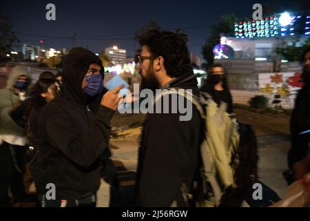 Israele. 04th Mar 2022. Dopo una festa congiunta di Ramadan Iftar dei residenti di Sheikh Jarrah e degli attivisti israeliani della pace, gli scontri si erano verificati con la folla di destra ortodossa che ha grigliato accanto alla casa di famiglia Salem che deve affrontare presto deportazione. A seguito degli eventi, la polizia israeliana ha costretto i residenti della zona a entrare nelle loro case. Un giovane palestinese è stato arrestato sulla sua porta di casa. Gerusalemme, Israele. Apr 20th 2022. (Foto di Matan Golan/Sipa USA) Credit: Sipa USA/Alamy Live News Foto Stock