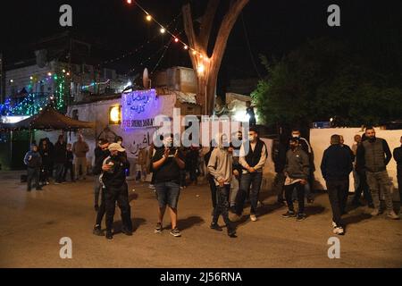 Israele. 04th Mar 2022. Dopo una festa congiunta di Ramadan Iftar dei residenti di Sheikh Jarrah e degli attivisti israeliani della pace, gli scontri si erano verificati con la folla di destra ortodossa che ha grigliato accanto alla casa di famiglia Salem che deve affrontare presto deportazione. A seguito degli eventi, la polizia israeliana ha costretto i residenti della zona a entrare nelle loro case. Un giovane palestinese è stato arrestato sulla sua porta di casa. Gerusalemme, Israele. Apr 20th 2022. (Foto di Matan Golan/Sipa USA) Credit: Sipa USA/Alamy Live News Foto Stock