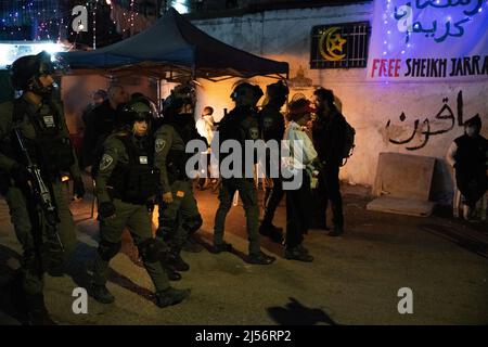 Israele. 04th Mar 2022. Dopo una festa congiunta di Ramadan Iftar dei residenti di Sheikh Jarrah e degli attivisti israeliani della pace, gli scontri si erano verificati con la folla di destra ortodossa che ha grigliato accanto alla casa di famiglia Salem che deve affrontare presto deportazione. A seguito degli eventi, la polizia israeliana ha costretto i residenti della zona a entrare nelle loro case. Un giovane palestinese è stato arrestato sulla sua porta di casa. Gerusalemme, Israele. Apr 20th 2022. (Foto di Matan Golan/Sipa USA) Credit: Sipa USA/Alamy Live News Foto Stock