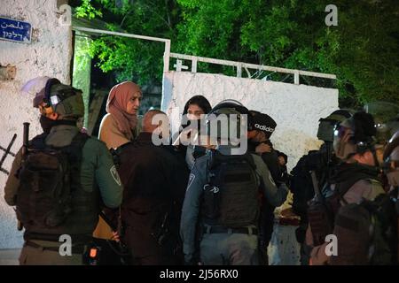 Israele. 04th Mar 2022. Dopo una festa congiunta di Ramadan Iftar dei residenti di Sheikh Jarrah e degli attivisti israeliani della pace, gli scontri si erano verificati con la folla di destra ortodossa che ha grigliato accanto alla casa di famiglia Salem che deve affrontare presto deportazione. A seguito degli eventi, la polizia israeliana ha costretto i residenti della zona a entrare nelle loro case. Un giovane palestinese è stato arrestato sulla sua porta di casa. Gerusalemme, Israele. Apr 20th 2022. (Foto di Matan Golan/Sipa USA) Credit: Sipa USA/Alamy Live News Foto Stock