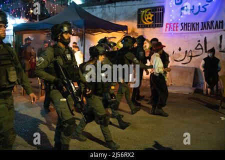 Israele. 04th Mar 2022. Dopo una festa congiunta di Ramadan Iftar dei residenti di Sheikh Jarrah e degli attivisti israeliani della pace, gli scontri si erano verificati con la folla di destra ortodossa che ha grigliato accanto alla casa di famiglia Salem che deve affrontare presto deportazione. A seguito degli eventi, la polizia israeliana ha costretto i residenti della zona a entrare nelle loro case. Un giovane palestinese è stato arrestato sulla sua porta di casa. Gerusalemme, Israele. Apr 20th 2022. (Foto di Matan Golan/Sipa USA) Credit: Sipa USA/Alamy Live News Foto Stock