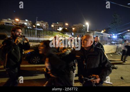 Israele. 04th Mar 2022. Dopo una festa congiunta di Ramadan Iftar dei residenti di Sheikh Jarrah e degli attivisti israeliani della pace, gli scontri si erano verificati con la folla di destra ortodossa che ha grigliato accanto alla casa di famiglia Salem che deve affrontare presto deportazione. A seguito degli eventi, la polizia israeliana ha costretto i residenti della zona a entrare nelle loro case. Un giovane palestinese è stato arrestato sulla sua porta di casa. Gerusalemme, Israele. Apr 20th 2022. (Foto di Matan Golan/Sipa USA) Credit: Sipa USA/Alamy Live News Foto Stock