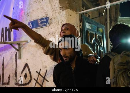 Israele. 04th Mar 2022. Dopo una festa congiunta di Ramadan Iftar dei residenti di Sheikh Jarrah e degli attivisti israeliani della pace, gli scontri si erano verificati con la folla di destra ortodossa che ha grigliato accanto alla casa di famiglia Salem che deve affrontare presto deportazione. A seguito degli eventi, la polizia israeliana ha costretto i residenti della zona a entrare nelle loro case. Un giovane palestinese è stato arrestato sulla sua porta di casa. Gerusalemme, Israele. Apr 20th 2022. (Foto di Matan Golan/Sipa USA) Credit: Sipa USA/Alamy Live News Foto Stock