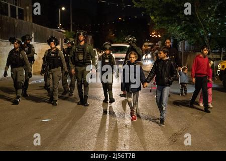 Israele. 04th Mar 2022. Dopo una festa congiunta di Ramadan Iftar dei residenti di Sheikh Jarrah e degli attivisti israeliani della pace, gli scontri si erano verificati con la folla di destra ortodossa che ha grigliato accanto alla casa di famiglia Salem che deve affrontare presto deportazione. A seguito degli eventi, la polizia israeliana ha costretto i residenti della zona a entrare nelle loro case. Un giovane palestinese è stato arrestato sulla sua porta di casa. Gerusalemme, Israele. Apr 20th 2022. (Foto di Matan Golan/Sipa USA) Credit: Sipa USA/Alamy Live News Foto Stock