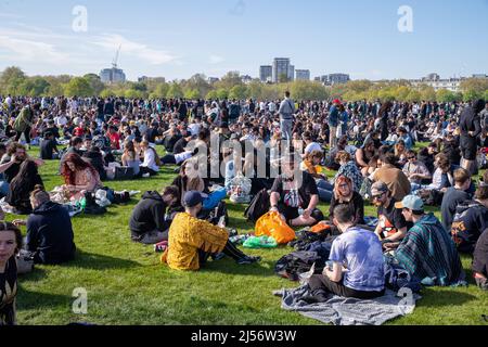 Londra, Regno Unito. 20th Apr 2022. Migliaia di persone si riuniscono a Hyde Park a Londra per celebrare il 4/20, altrimenti noto come World Weed Day. L'evento è osservato annualmente in tutto il mondo dai fumatori di cannabis per protestare per la legalizzazione della marijuana. (Foto di Lucy North/SOPA Images/Sipa USA) Credit: Sipa USA/Alamy Live News Foto Stock