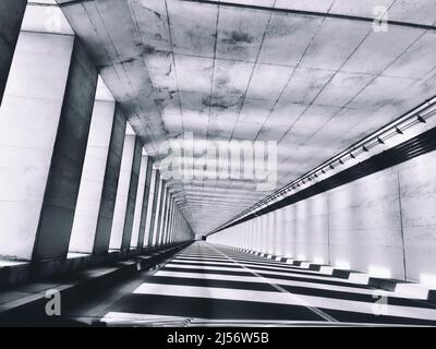 Luce e ombra in un tunnel di cemento autostradale Foto Stock