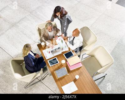 gruppo multietnico di uomini d'affari aziendali che si incontrano in ufficio Foto Stock