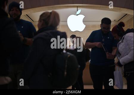 New York, Stati Uniti. 20th Apr 2022. I dipendenti e i clienti interagiscono presso il negozio di punta Grand Central Terminal di Apple a New York, NY, 20 aprile 2022. Si dice che i dipendenti Apple Retail del Grand Central Terminal Store di Apple siano in trattative per unionizzare, cercando di stabilire salari più alti e benefici sul lavoro. (Foto di Anthony Behar/Sipa USA) Credit: Sipa USA/Alamy Live News Foto Stock