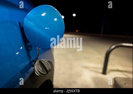 Aprire il coperchio e rimuovere il tappo del serbatoio di un veicolo pronto per essere rifornito. Foto Stock