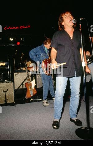 Eric Burdon si esibisce con Robbie Krieger al China Club nel 1990. Credito: Ralph Dominguez/MediaPunch Foto Stock