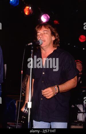 Eric Burdon si esibisce con Robbie Krieger al China Club nel 1990. Credito: Ralph Dominguez/MediaPunch Foto Stock