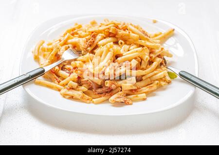 pasta bollita cotta nel tonno. Foto Stock