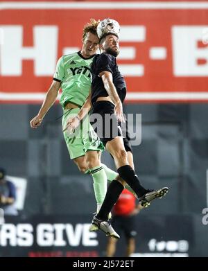 20 aprile 2022: Il difensore dell'Austin FC Kipp Keller (15) salta in testa alla palla contro il centrocampista del San Antonio FC Elliot Collier (18) durante la seconda metà di una partita della U.S. Open Cup tra il San Antonio FC e l'Austin FC il 20 aprile 2022 a San Antonio, Texas. (Credit Image: © Scott Coleman/ZUMA Press Wire) Foto Stock