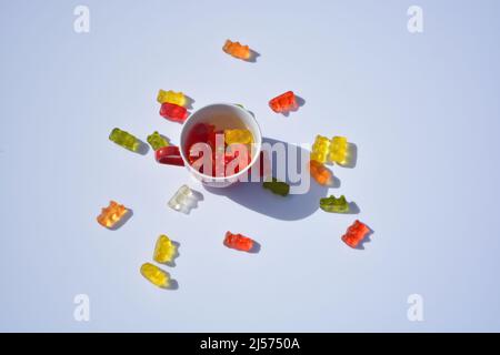 Ciotola con Gummy Candy selettivo fuoco su sfondo bianco nel sole Foto Stock