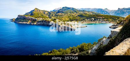 Vista panoramica dal punto di vista mirador Port de Sóller, chiamato mirador des far, sulla popolare destinazione turistica di maiorca puerto de soller Foto Stock