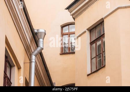 Finestre e tetti con una pipa di pietra vecchi edifici con lo stile di architettura europea Foto Stock