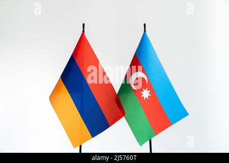 Bandiere di stato dell'Azerbaigian e dell'Armenia su sfondo chiaro. Concetto di conflitto Karabakh Foto Stock