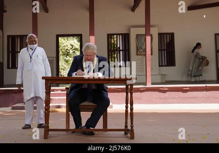 Il primo Ministro Boris Johnson firma il libro dei visitatori di fronte alla casa di Mahatma Gandhi all'Ashram Sabarmati ad Ahmedabad durante un tour culturale come parte della sua visita di due giorni in India. Data foto: Giovedì 21 aprile 2022. Foto Stock