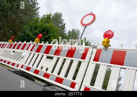 Chiusura completa con segnaletica per lavori di costruzione Foto Stock