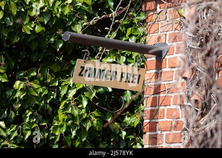 19 aprile 2022, Brandeburgo, Schwedt/OT Criewen: Un cartello 'camera disponibile' appende accanto all'ingresso di una locanda. Foto: Soeren Stache/dpa Foto Stock