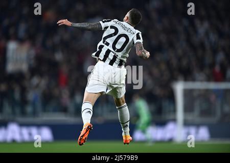 Federico Bernardeschi (Juventus) festeggia dopo aver segnato il primo gol della sua squadra durante la partita di Coppa Italia Italiana tra Juventus 2-0 Fiorentina allo Stadio Allianz il 20 aprile 2022 a Torino, Italia. Credit: Maurizio Borsari/AFLO/Alamy Live News Foto Stock