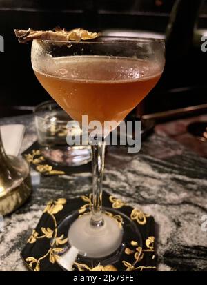 Bangkok, Tailandia. 05th Mar 2022. Creazione di cocktail all'Opium Bar. I baristi oggi creano cocktail innovativi con sapori che offrono esperienze di gusto indimenticabili e ingredienti che non vi aspettereste di trovare nelle bevande. La mixologia è arte e scienza. (A dpa 'l'essenza delle pietre: Come la mixologia sta rivoluzionando la cultura bar') Credit: Carola Frentzen/dpa/Alamy Live News Foto Stock