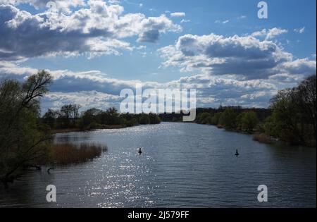 19 aprile 2022, Brandeburgo, Schwedt/OT Criewen: La via navigabile Hohensaaten-Friedrichsthal corre parallela al fiume Oder nella valle dell'Oder e ha una lunghezza di circa 42 chilometri. Foto: Soeren Stache/dpa Foto Stock