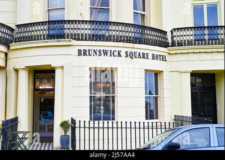 Il Brunswick Square Hotel a Brunswick Square Hove , Brighton Regno Unito con edifici tipici della Regency Foto Stock