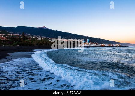 Passeggiata mattutina lungo Playa Jardin nella città di Puerto de la Cruz, nel nord delle Isole Canarie di Tenerife Foto Stock