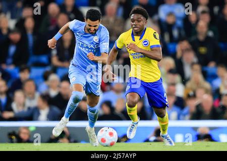 Tariq Lamptey #2 di Brighton & Hove Albion è inseguito da Riyad Mahrez #26 di Manchester City Foto Stock