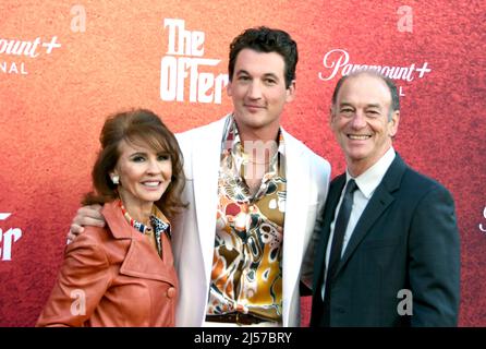 Los Angeles, California, Stati Uniti d'America 20th Aprile 2022 il produttore/attore esecutivo Miles Teller e genitori Merry Flowers e Mike Teller partecipano alla Paramount+ Premiere di 'l'offerta' presso Paramount Studios il 20 Aprile 2022 a Los Angeles, California, Stati Uniti d'America. Foto di Barry King/Alamy Live News Foto Stock